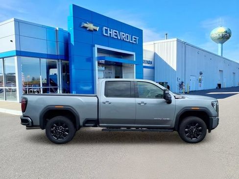 Used 2025 GMC Sierra 2500 AT4 AWD/4WD image 2