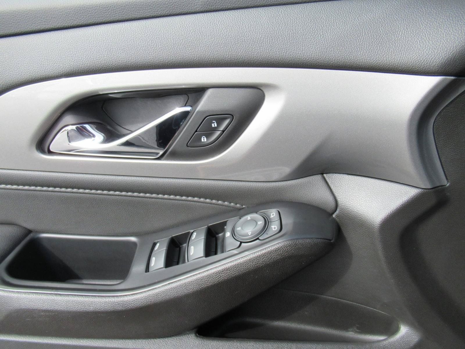 Used 2022 Chevrolet Traverse LT FWD image 21