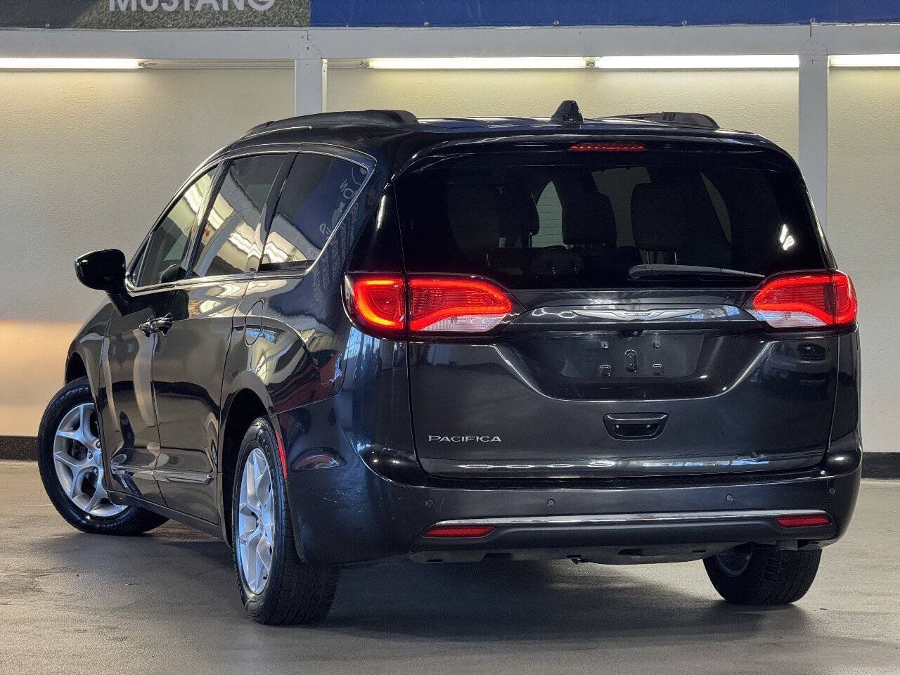 Used 2017 Chrysler Pacifica Touring-L w/ Tire & Wheel Group FWD image 4