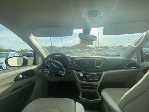 Used 2017 Chrysler Pacifica Touring image 7