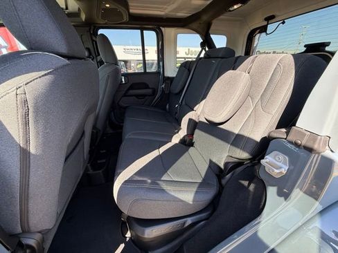 Used 2025 Jeep Wrangler Unlimited Sahara w/ Safety Group AWD/4WD image 10