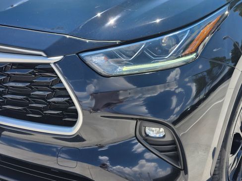 Used 2023 Toyota Highlander Bronze Edition FWD image 9