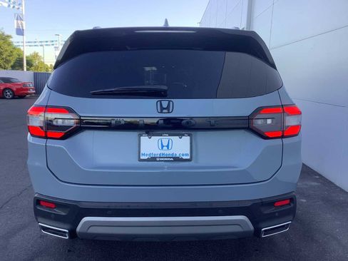 Used 2025 Honda Pilot Touring image 5