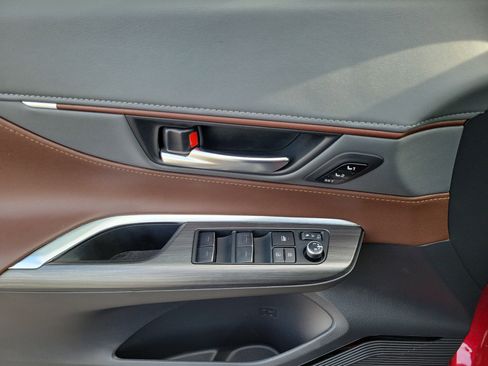 Used 2022 Toyota Venza Limited image 18