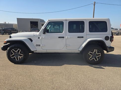 Used 2025 Jeep Wrangler Unlimited Sahara AWD/4WD image 6