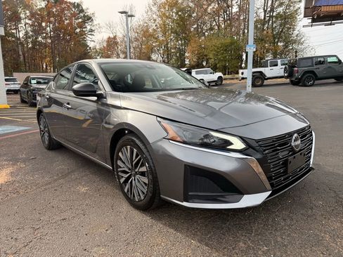 Used 2024 Nissan Altima 2.5 SV image 4