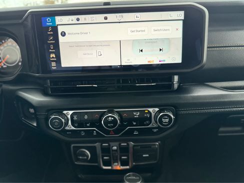 Used 2025 Jeep Gladiator Sport image 12