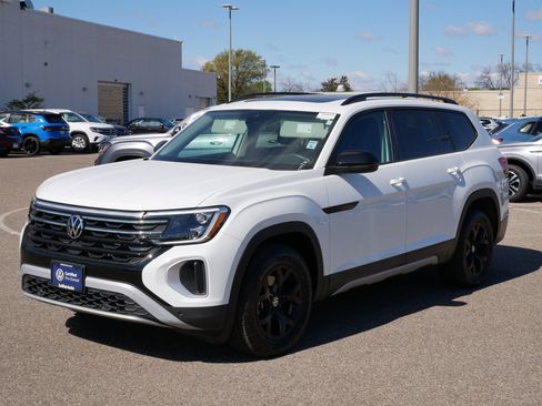 Used 2024 Volkswagen Atlas Peak Edition SE AWD/4WD image 3