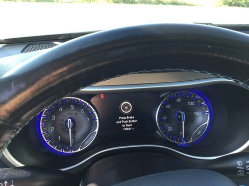 Used 2021 Chrysler Pacifica Touring-L image 18