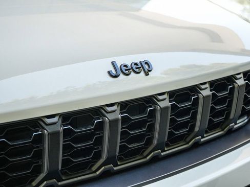 New 2026 Jeep Grand Cherokee Altitude image 9