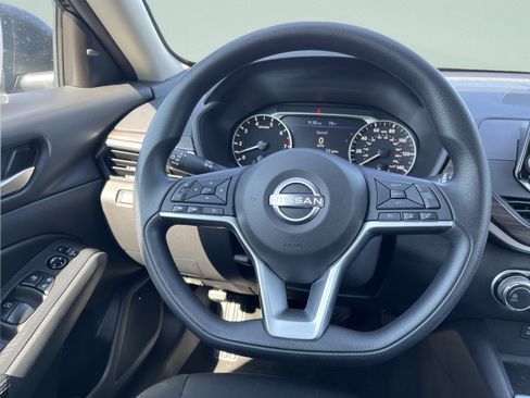 Used 2025 Nissan Altima 2.5 SV FWD image 25