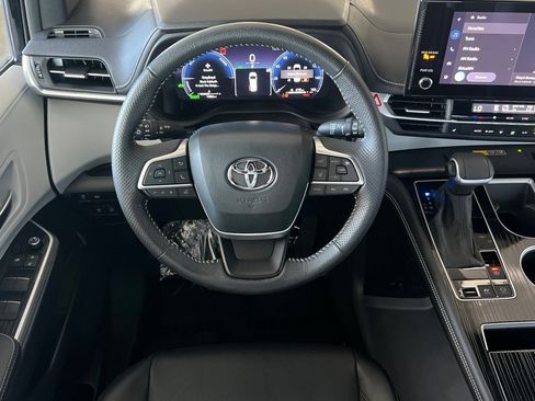 Used 2025 Toyota Sienna XSE image 13