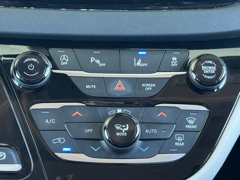 Used 2023 Chrysler Pacifica Touring-L image 32