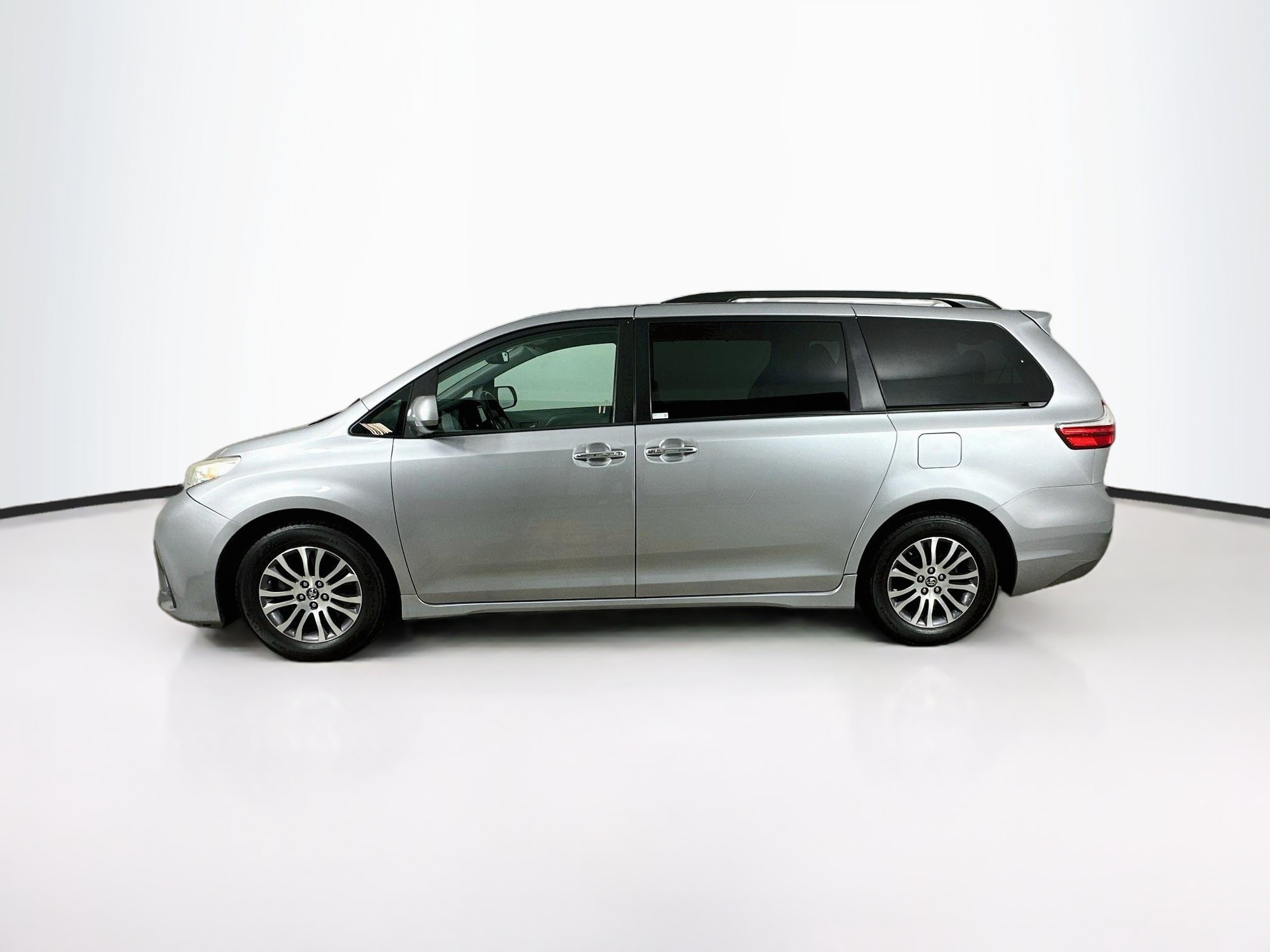 Used 2018 Toyota Sienna XLE FWD image 4