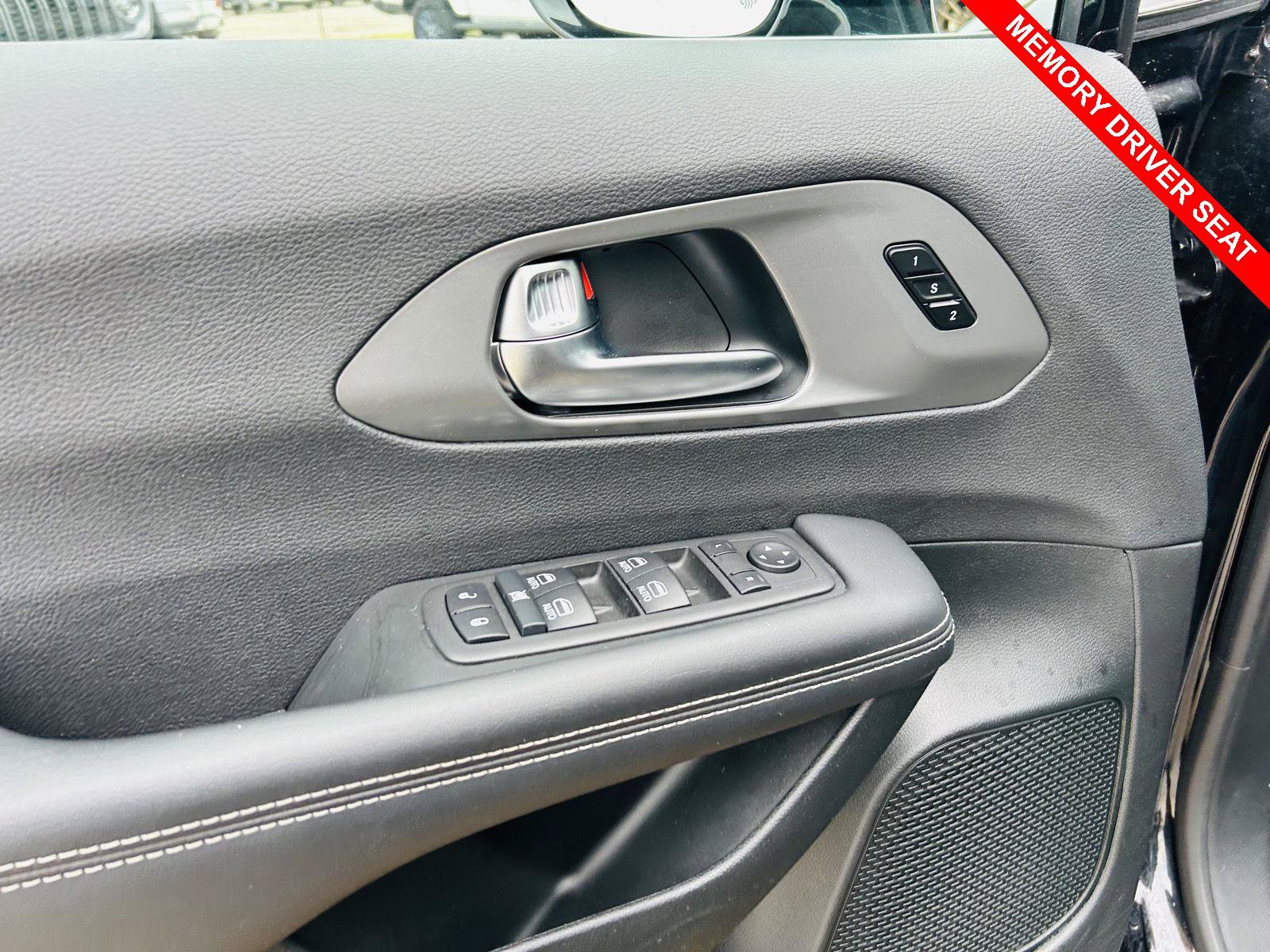 Used 2025 Chrysler Pacifica Select FWD image 13