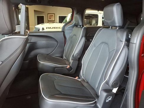 New 2026 Chrysler Pacifica Limited w/ Uconnect Theater Family Group image 9