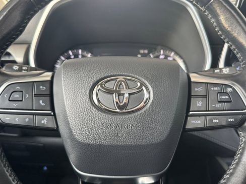 Used 2020 Toyota Highlander XLE image 27