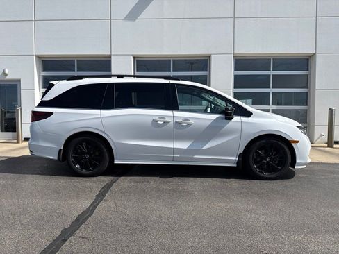 Used 2023 Honda Odyssey Sport image 3