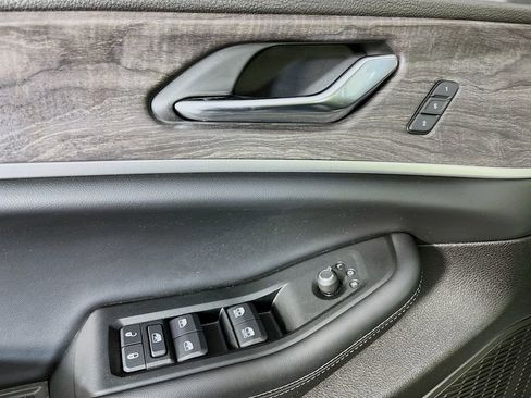 Used 2025 Jeep Grand Cherokee Limited w/ Black Appearance Package image 24