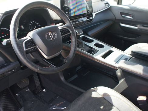 Used 2024 Toyota Sienna XSE w/ XSE Premium Package image 15