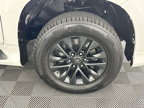 Used 2022 Lexus GX 460 Premium w/ Premium Package image 11