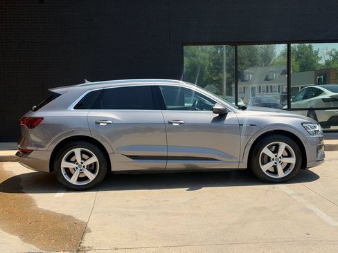 Used 2019 Audi e-tron Prestige w/ Prestige Package AWD/4WD image 10