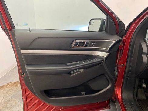 Used 2017 Ford Explorer XLT w/ Equipment Group 202A AWD/4WD image 17