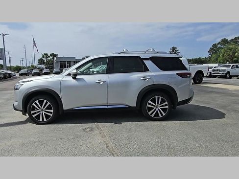 Used 2025 Nissan Pathfinder Platinum w/ Black Appearance Package FWD image 28