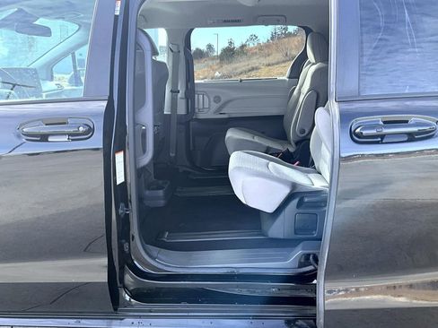 Used 2024 Toyota Sienna LE image 18