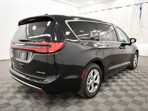 Used 2024 Chrysler Pacifica Limited image 8