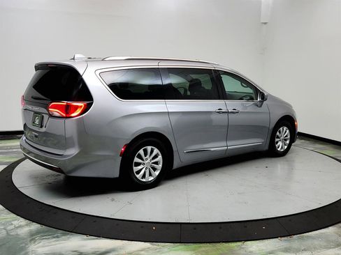 Used 2019 Chrysler Pacifica Touring-L FWD image 5