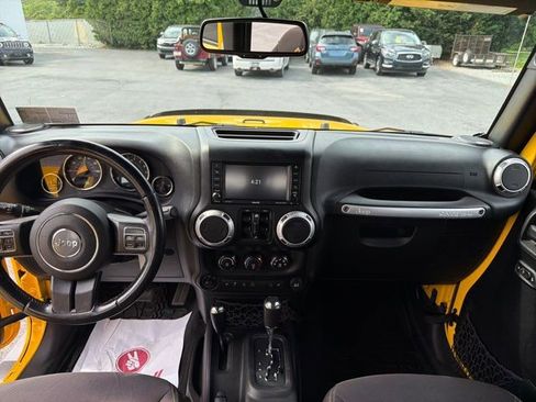 Used 2015 Jeep Wrangler Unlimited Sahara w/ Connectivity Group AWD/4WD image 30