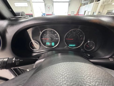 Used 2015 Jeep Wrangler Unlimited Sahara w/ Dual Top Group AWD/4WD image 21