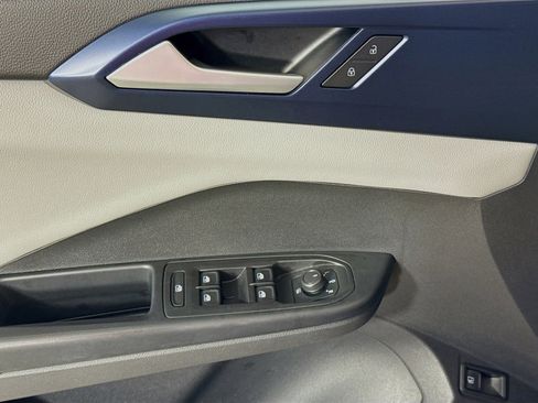 Certified 2022 Volkswagen Taos SE image 11