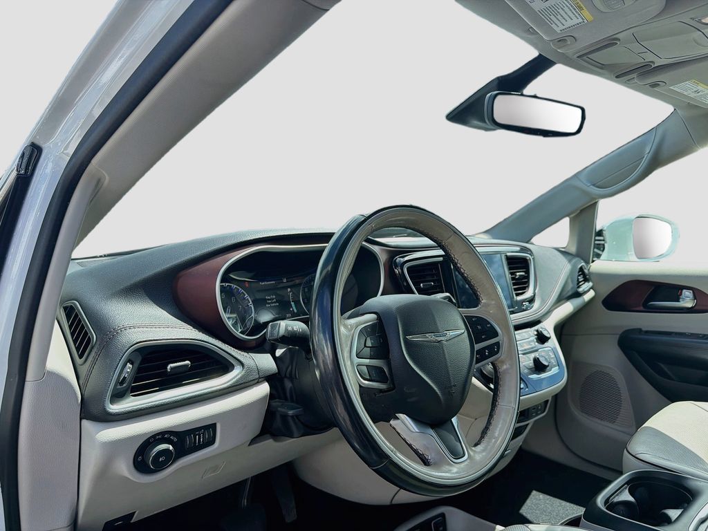 Used 2018 Chrysler Pacifica Limited w/ Tire & Wheel Group FWD image 9