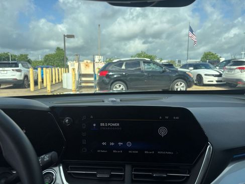 Used 2025 Chevrolet Trax LT w/ LT Convenience Package FWD image 17