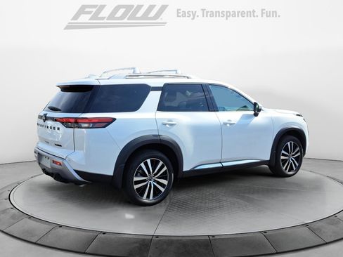 Used 2025 Nissan Pathfinder Platinum w/ Black Appearance Package FWD image 9