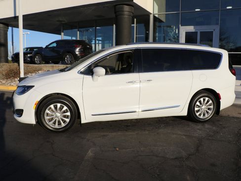 Used 2018 Chrysler Pacifica Touring-L image 2