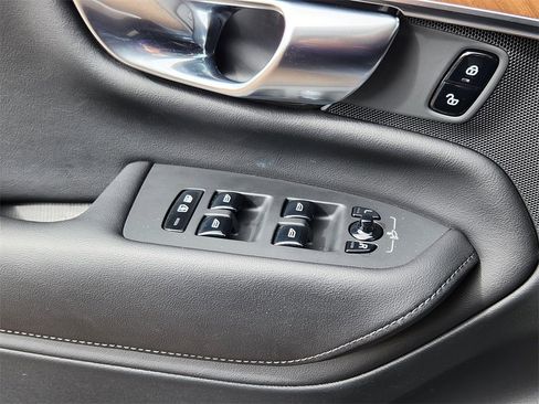 Used 2025 Volvo XC90 B6 Plus image 4