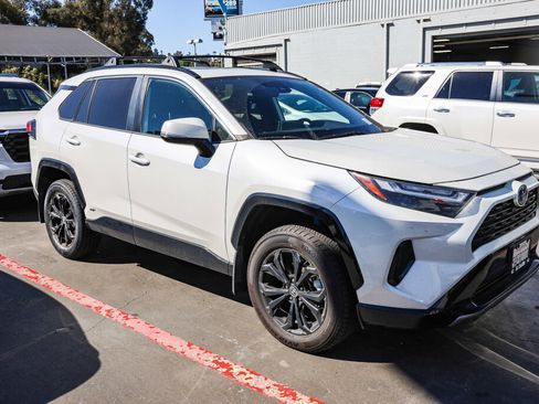 Used 2022 Toyota RAV4 SE w/ Convenience Package image 2