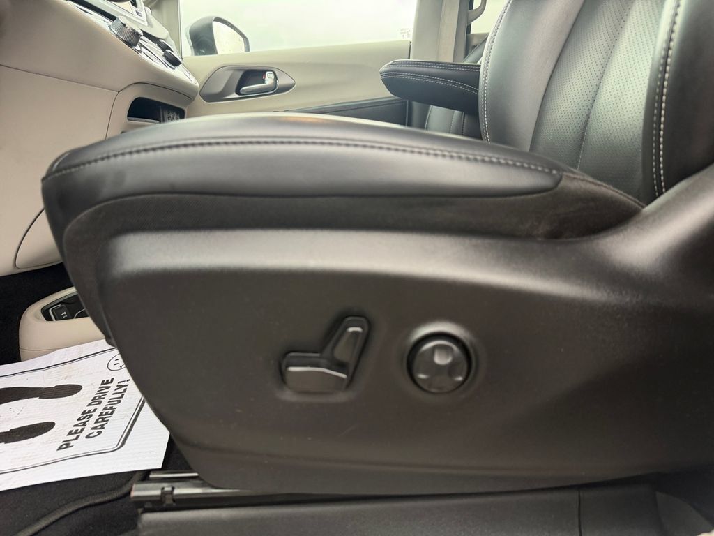Used 2023 Chrysler Pacifica Touring-L FWD image 13