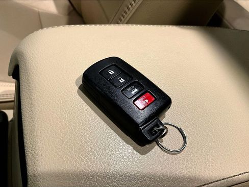 Used 2016 Toyota Camry XLE w/ Moonroof Package image 34