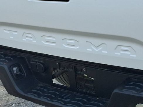 Used 2019 Toyota Tacoma SR5 AWD/4WD image 28