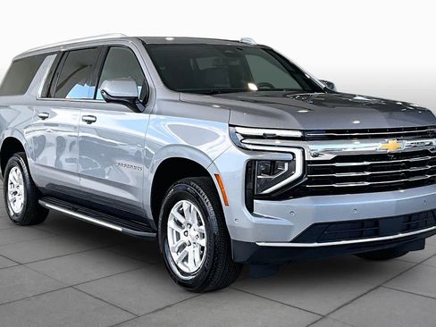 Used 2026 Chevrolet Suburban LT RWD image 2