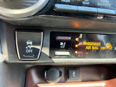 Used 2022 Toyota RAV4 Limited AWD/4WD image 29