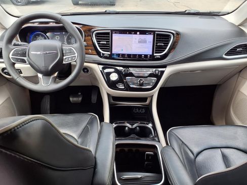 Certified 2023 Chrysler Pacifica Limited FWD image 12