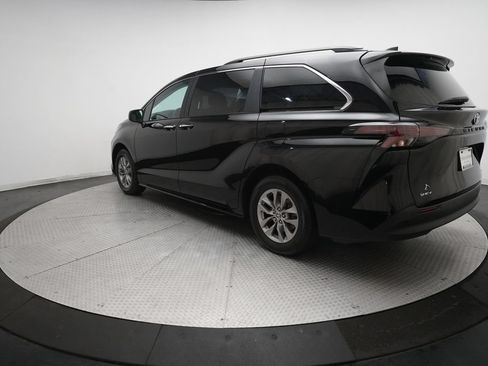 Used 2025 Toyota Sienna XLE FWD image 34