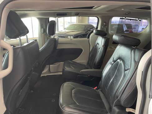 Used 2020 Chrysler Pacifica Limited image 19