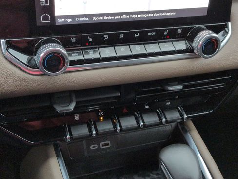 Used 2024 GMC Canyon Denali image 23