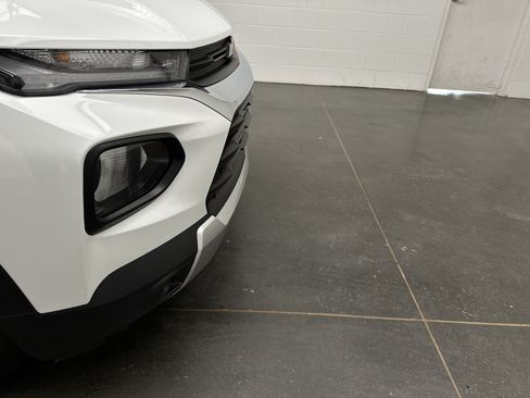 Used 2023 Chevrolet TrailBlazer LT FWD image 2